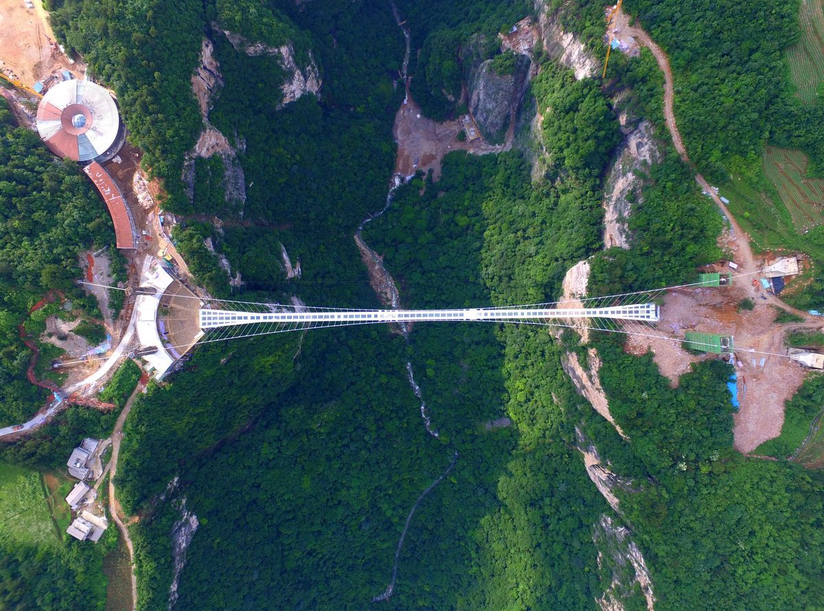 Video: reportero prueba nuevo puente de cristal - china