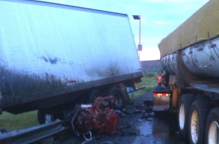 Vehículos de carga se impactan en autopista Guadalajara-Colima - choque-114-2