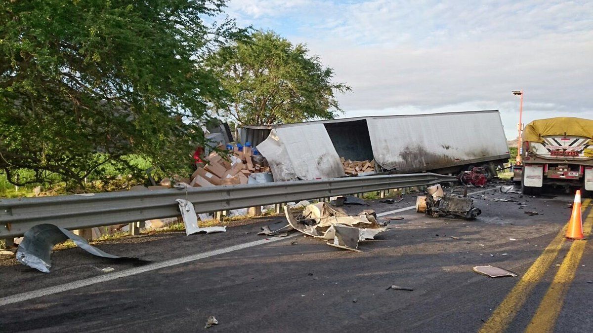 Vehículos de carga se impactan en autopista Guadalajara-Colima
