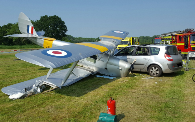 Dos hombres sobreviven milagrosamente tras accidente aéreo - choque-avion-auto-2
