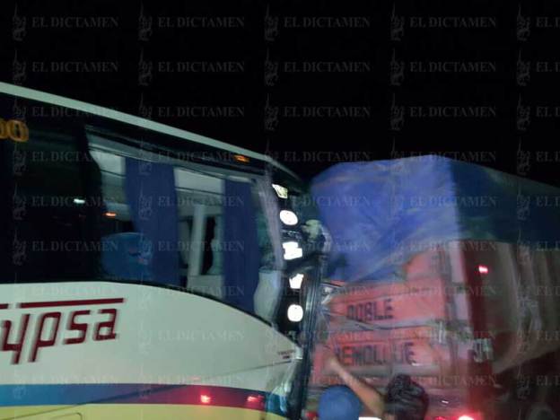 Choque de autobús y tráiler deja 25 heridos - choque-cordoba-el-dictamen