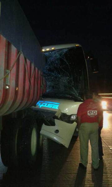 Choque de autobús y tráiler deja 25 heridos - choque-cordoba-el-dictamen2