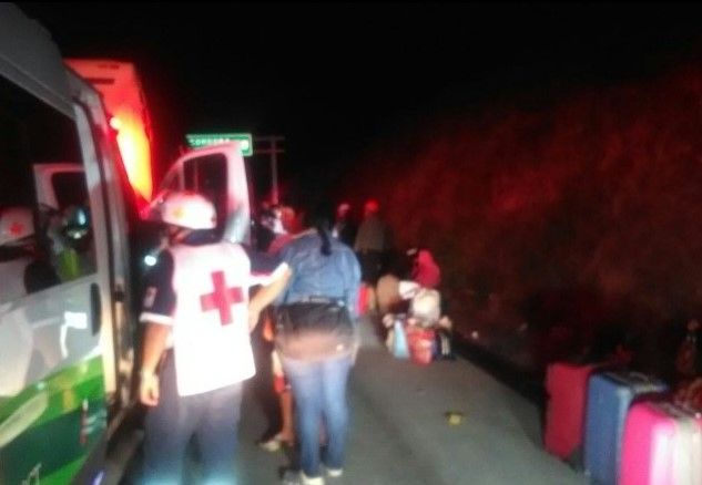 Choque de autobús y tráiler deja 25 heridos