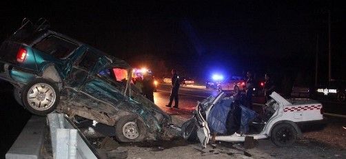 Familia choca contra camioneta y dos pequeños se quedan huérfanos