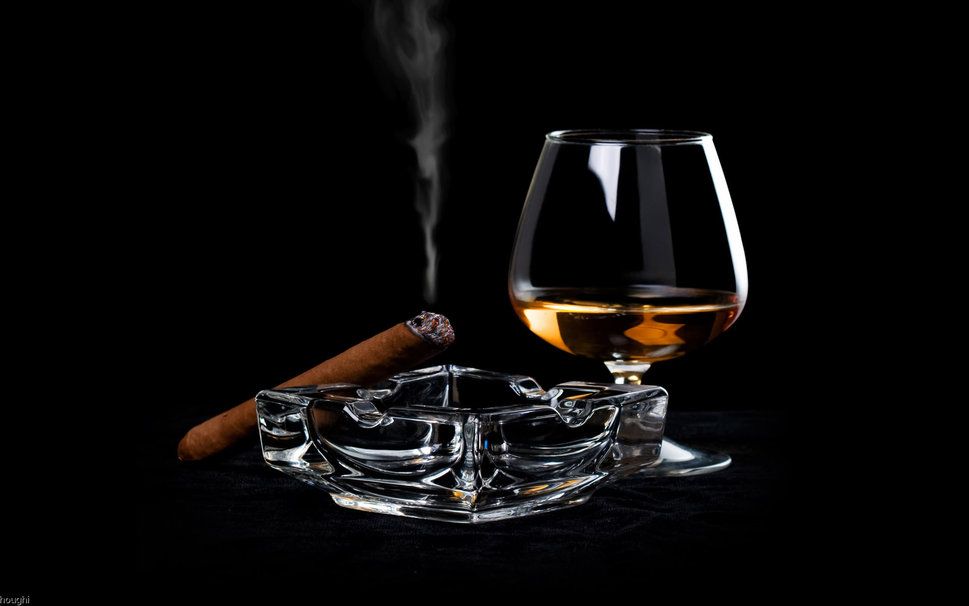 Consumir bebidas muy calientes podría elevar el riesgo de cáncer - cigarro-alcohol