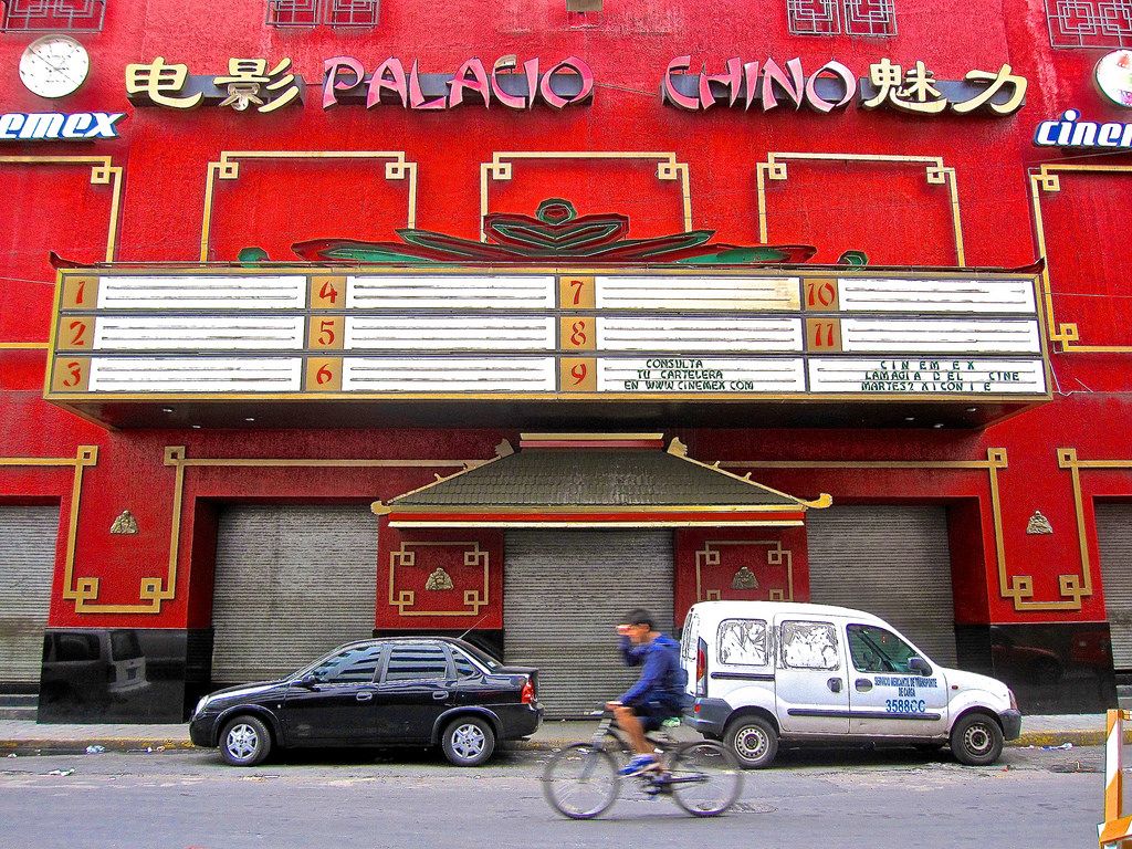 Venden boletos de manera ilegal afuera de cines - cinemex-palacio-chino