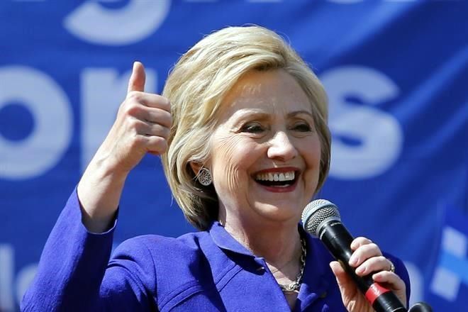 A la baja Donald Trump - clinton-contenta