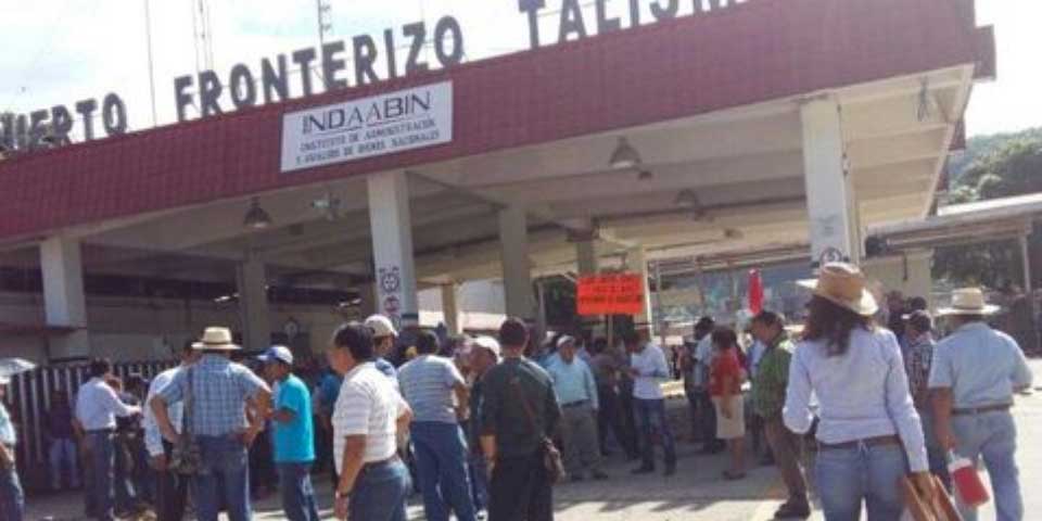 CNTE bloquea puentes internacionales en Chiapas