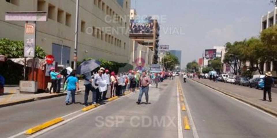 CNTE protesta en instalaciones de Televisa Chapultepec
