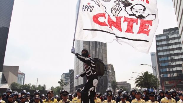 Maestros de la CNTE protestan desde la banqueta sobre Reforma
