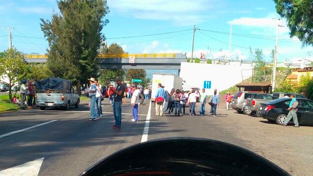 CNTE bloquea carreteras en Michoacán