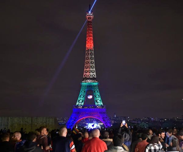 Monumentos emblemáticos muestran apoyo a Orlando - colores-Paris-Torre-Eiffel