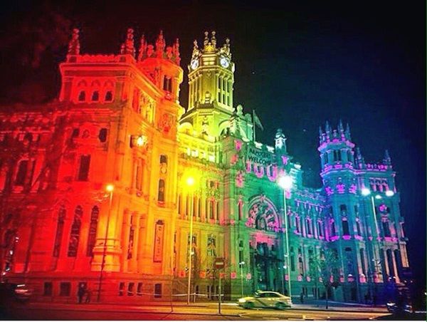Monumentos emblemáticos muestran apoyo a Orlando - colores-Plaza-de-Cibeles-