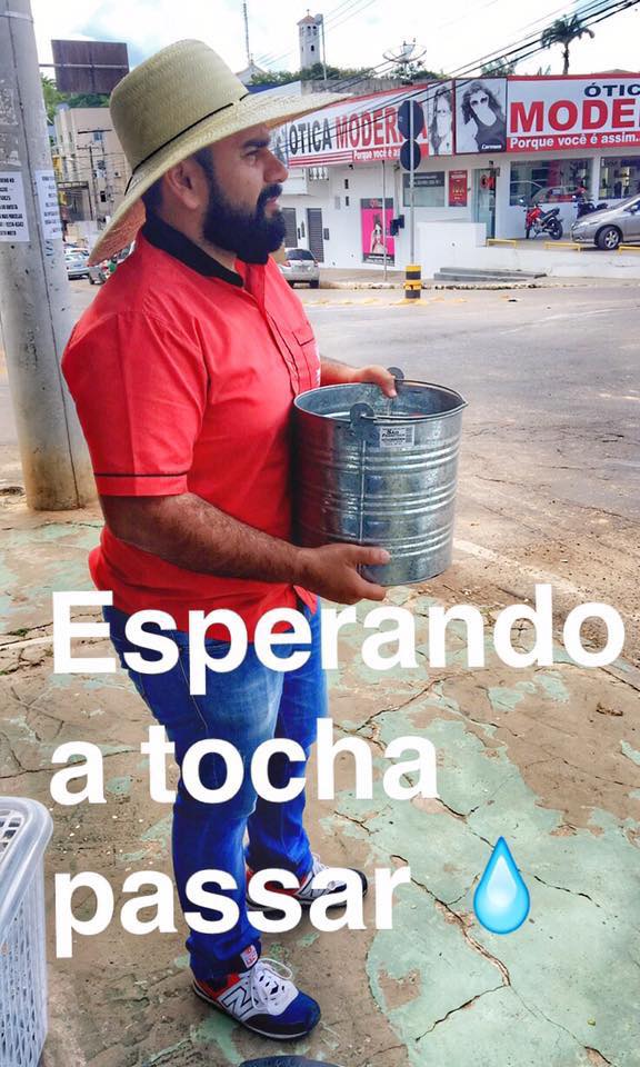 Video: detienen a hombre que intentó apagar la antorcha olímpica - cubeta