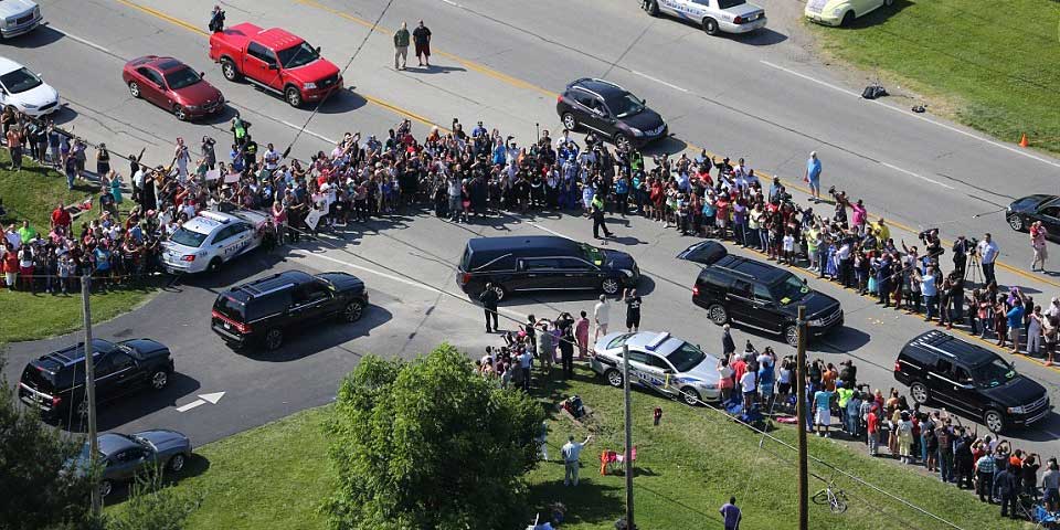 Cientos despiden a Ali en las calles de Louisville