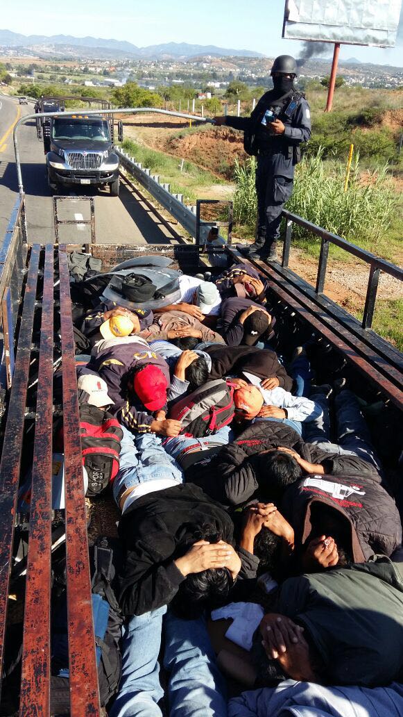 Enfrentamiento con la CNTE deja seis muertos, 53 civiles y 56 policías heridos - detenidos-bloqueo