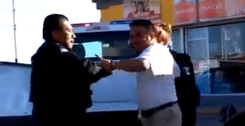 Video: detienen a hombre por reclamar 50 centavos en un Oxxo