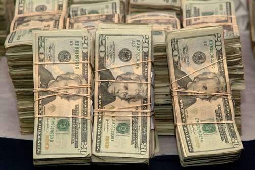 Detienen a exfuncionario argentino enterrando ocho millones de dólares