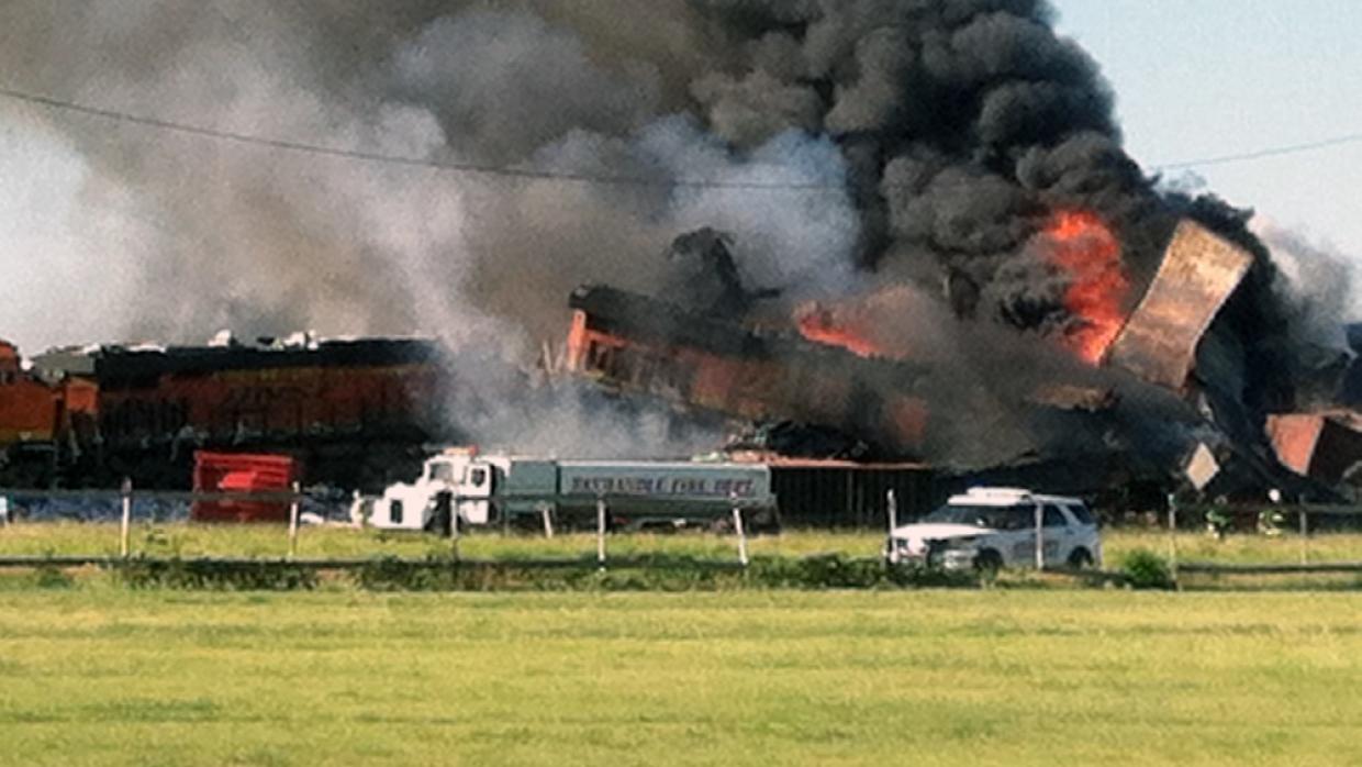 Fotos y videos: choque de trenes en Texas causa explosión masiva