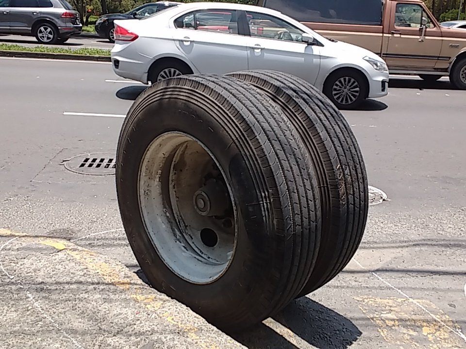 Llanta se desprende de camión y mata a vendedor de dulces - dulces-3