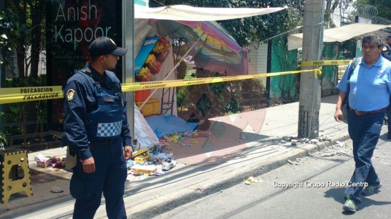 Llanta se desprende de camión y mata a vendedor de dulces