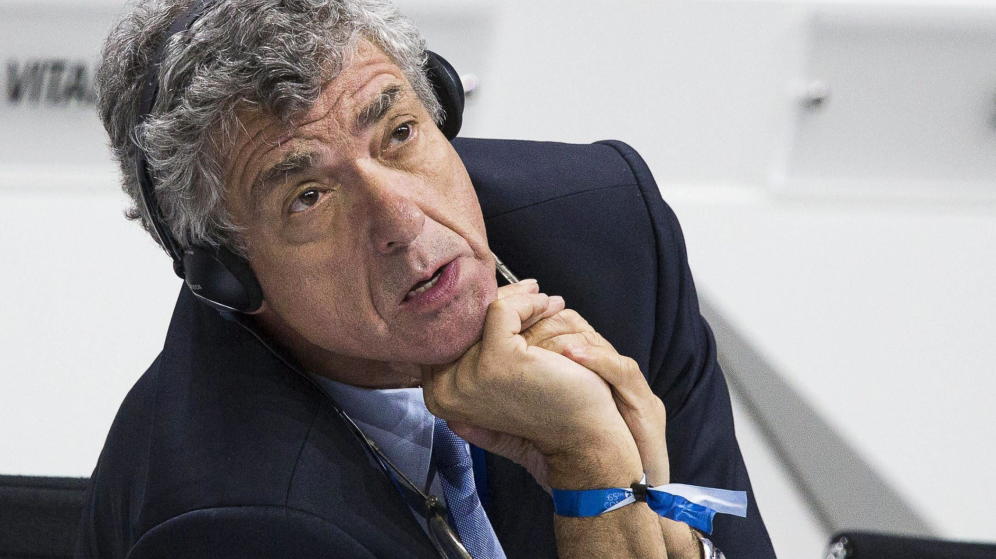 Video: Ángel María Villar se queda dormido en el partido Eslovaquia-Inglaterra