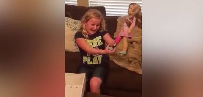 Video: niña rompe en llanto al recibir muñeca con una prótesis