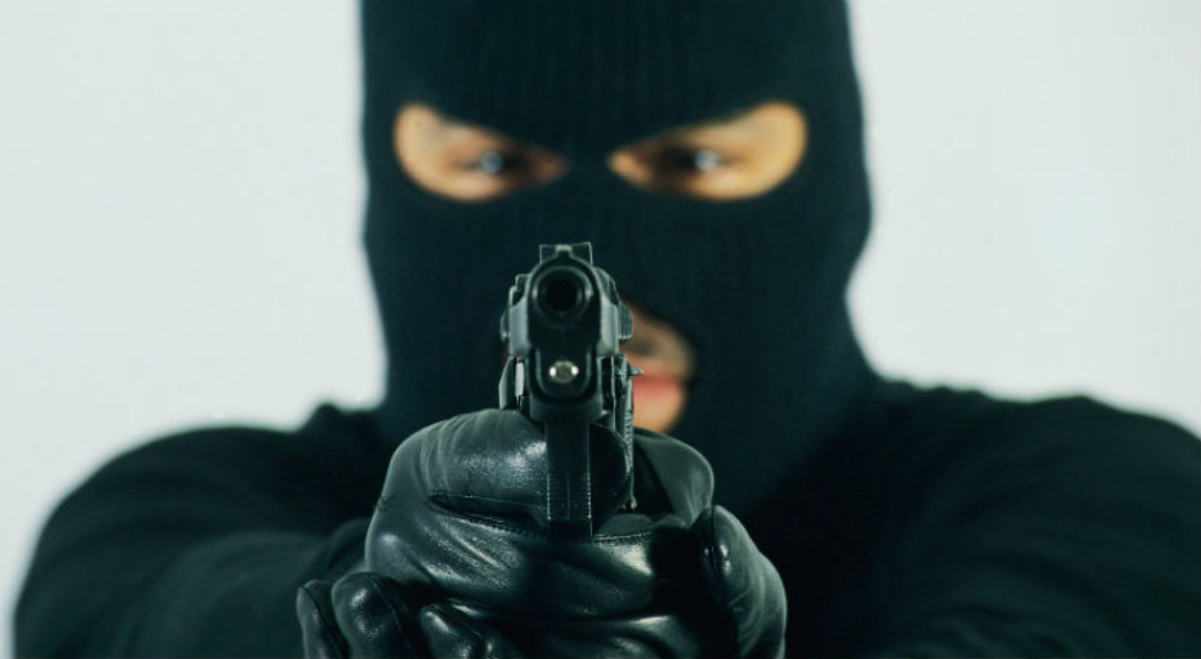 Dos sujetos irrumpen en domicilio y balean a joven en Apodaca