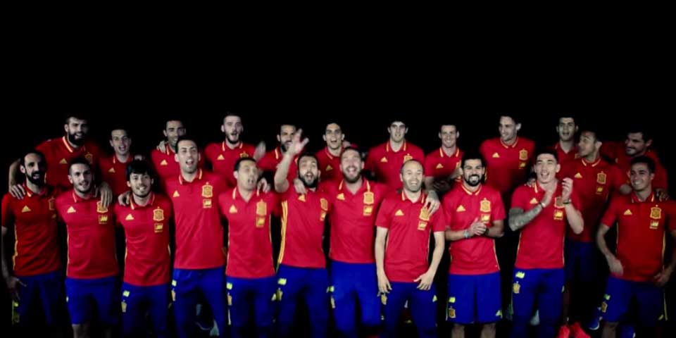 Jugadores de España cantan himno de ‘La Roja’ para la Euro