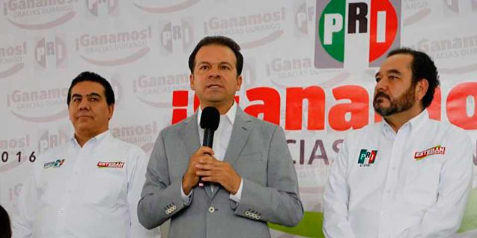 Esteban Villegas admite la derrota en Durango