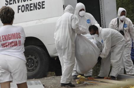 Van 100 cadáveres exhumados en Tetelcingo