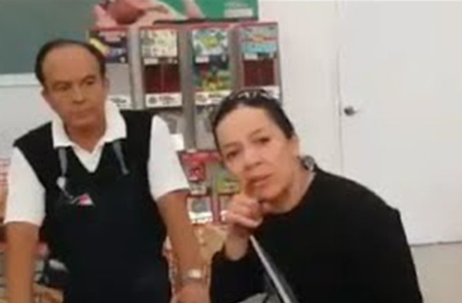 Video: mujer ofende a cajera y a clientes de Soriana