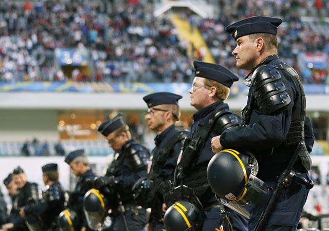 Encuentran paquetes sospechosos en la Euro - francia-policia-estadio-1