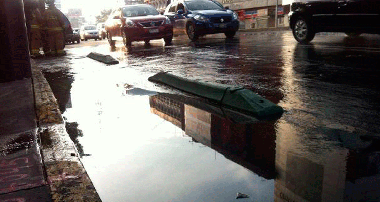 Fuga de agua genera congestión vehicular en Avenida Chapultepec