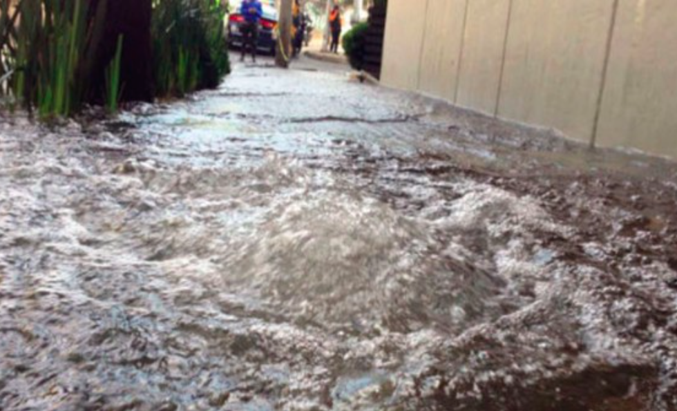 Autoridades alertan sobre fuga de agua en Periférico