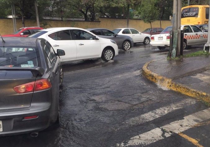 Fuga de agua provoca tráfico intenso en Constituyentes