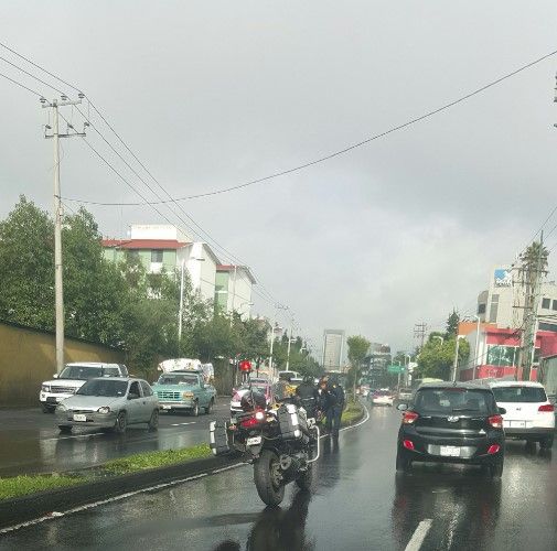 Fuga de agua provoca tráfico intenso en Constituyentes - fuga-agua-Constituyentes-c_observatorio