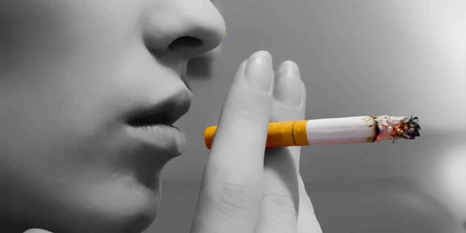 Fumar y usar anticonceptivos aumenta riesgo de infarto en mujeres