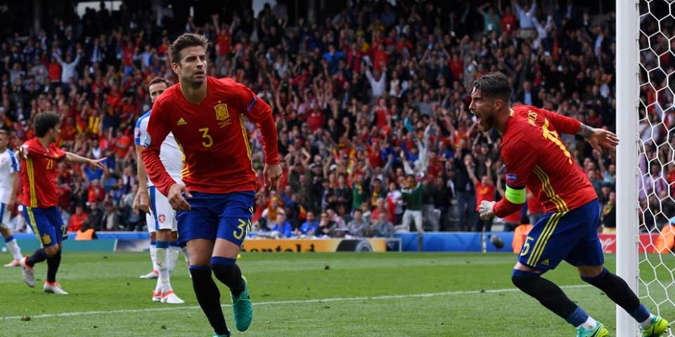 Piqué salva a España