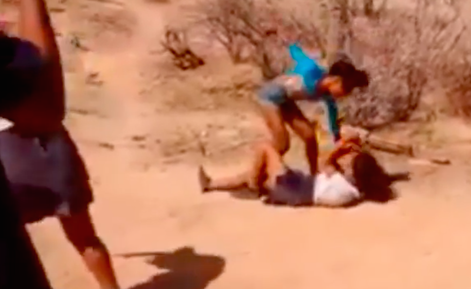 Video: estudiantes golpean a compañera