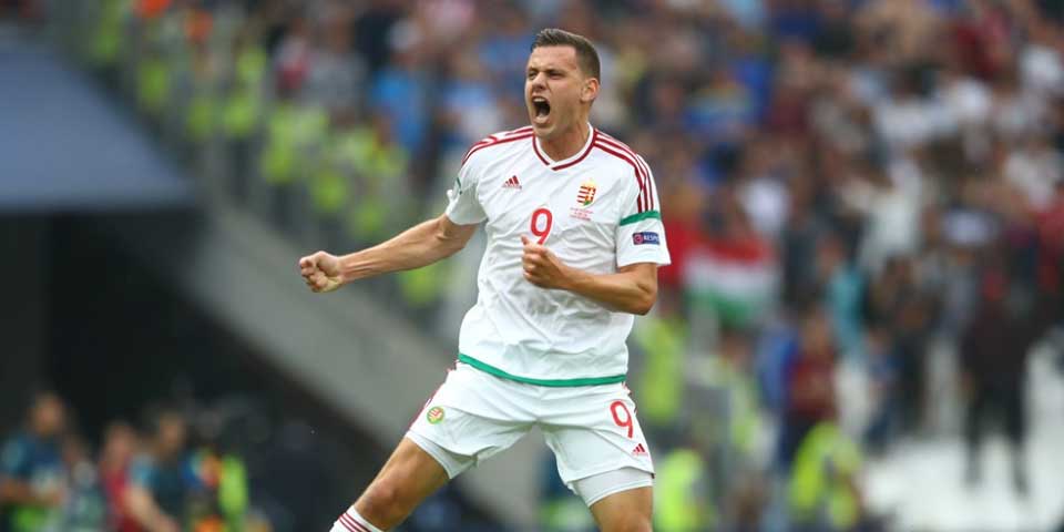 Autogol da el empate a Hungría contra Islandia