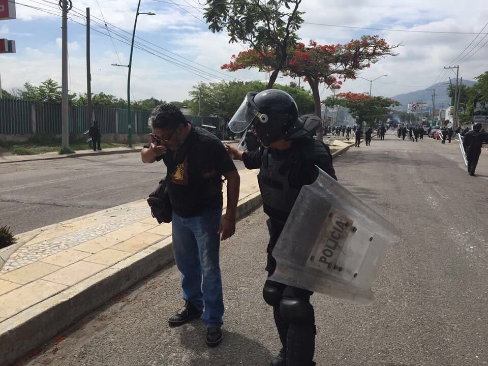 Periodista herido en enfrentamiento de maestros y policías en Tuxtla Gutiérrez - img_2338