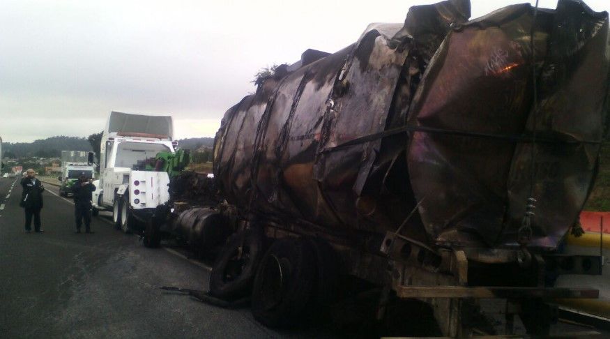 Microbús vuelca en la México-Puebla - incendio-pipa-FotoEnfoque