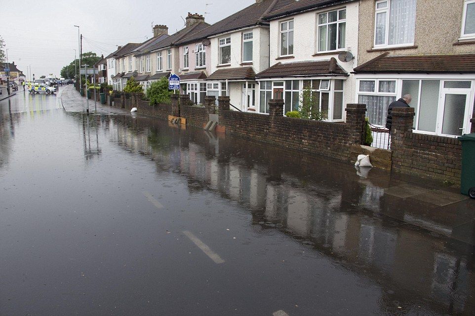 Tormentas provocan inundaciones e incendios en Reino Unido - inundaciones-reino-unido-5