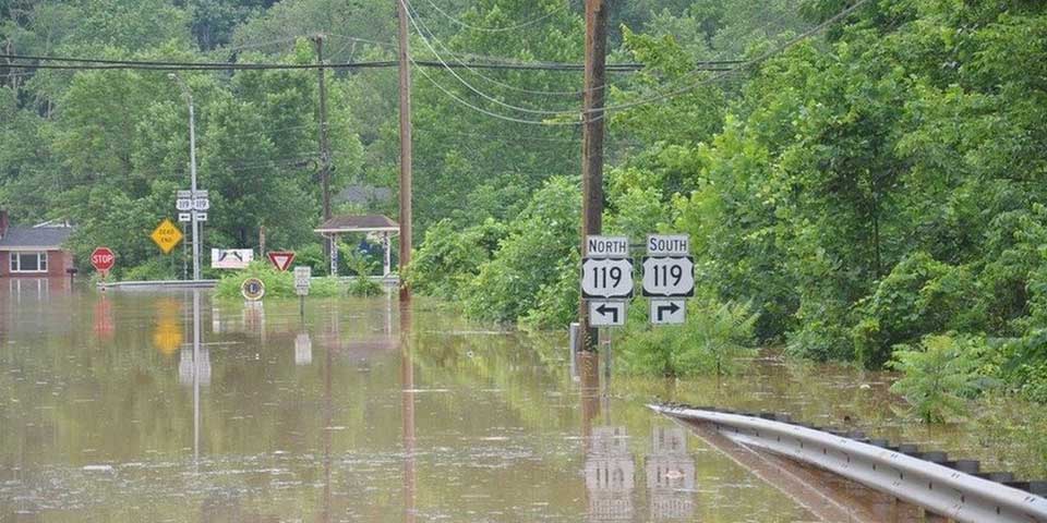 Suman 23 muertos por inundaciones en West Virginia