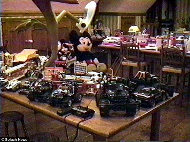 Video: el interior de la casa de Michael Jackson - jackson-toys