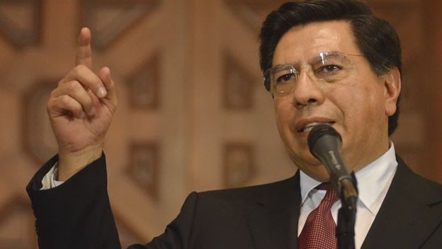 Hospitalizan a exgobernador de Michoacán