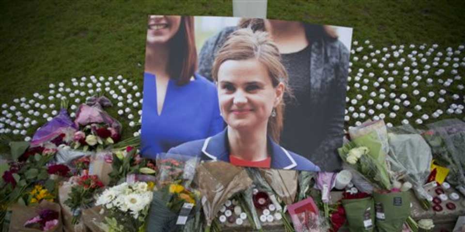 Acusado de matar a diputada británica se muestra desafiante ante corte