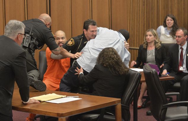 Video: hombre reacciona ante sonrisa de asesino de su hija - juicio