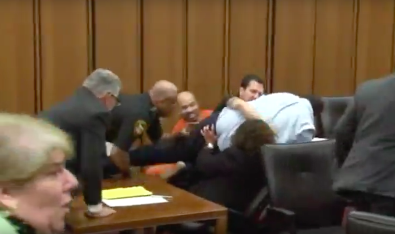 Video: hombre reacciona ante sonrisa de asesino de su hija